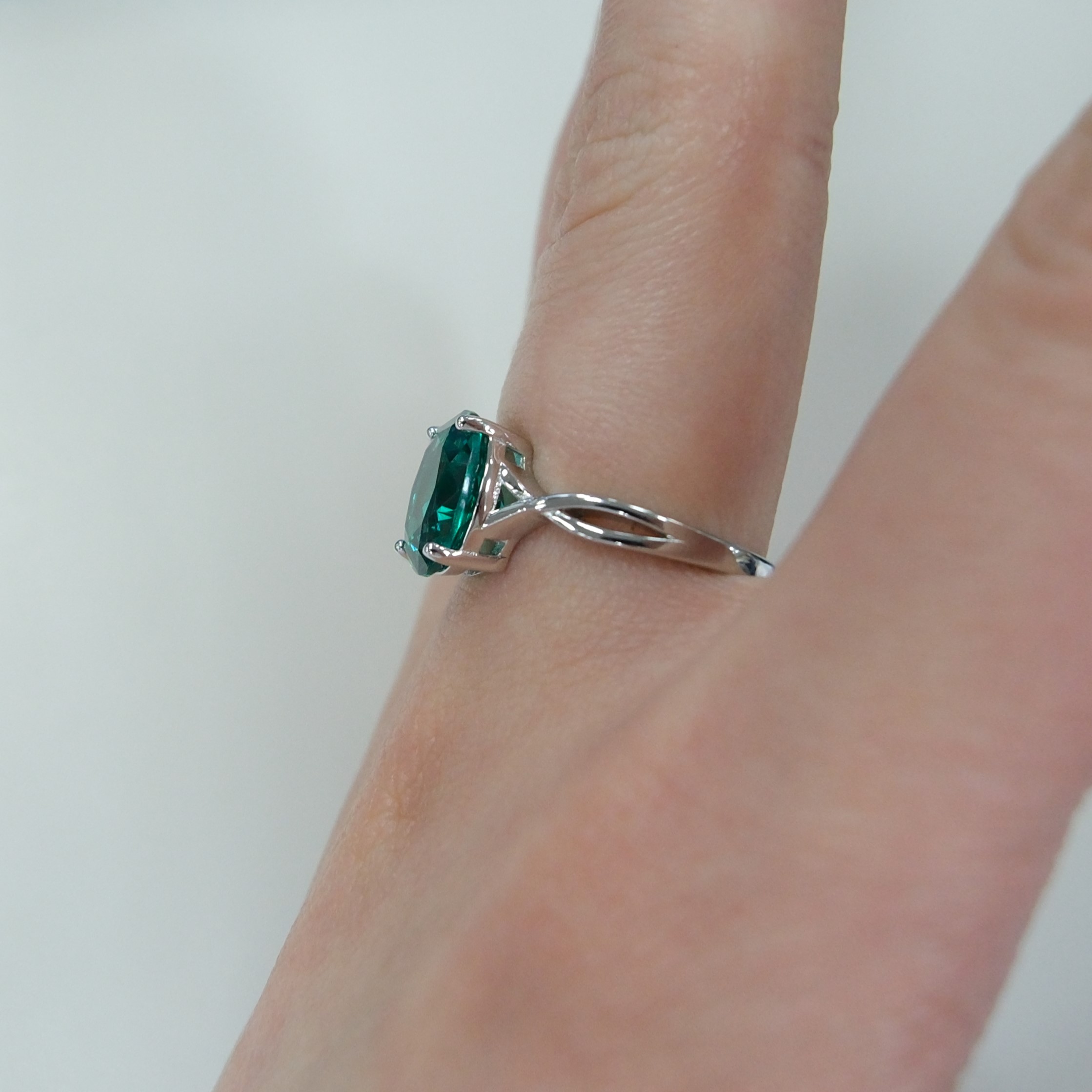 Серебряное кольцо с зеленой шпинелью
